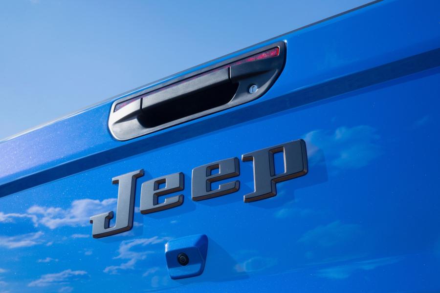 Логотип Jeep J6 (JT) 2019 года  (фото 4 из 11)